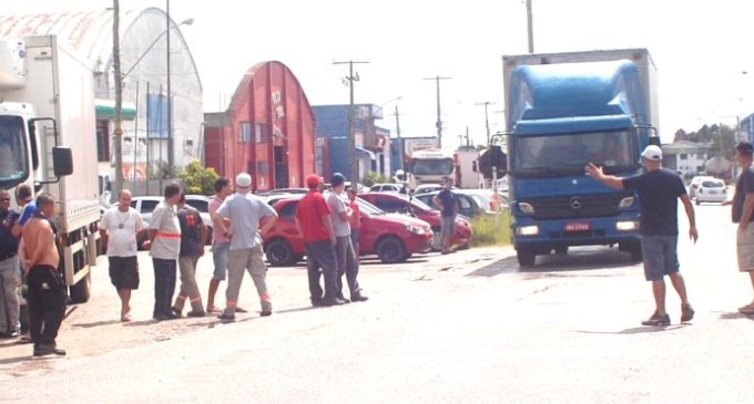 Caminhoneiros fazem protesto em várias rodovias do Estado