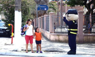 CAMPANHA VOLTA ÀS AULAS : Agentes orientam o trânsito nas escolas