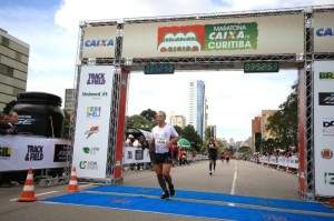 Atleta pelotense Cleber Kohls divulga campanha para participar de maratona e curso em Israel 