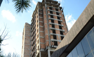 SHOPPING PRAÇA XV : Centro Administrativo não sai em edifício inacabado