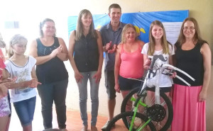 KAROLAIN Schiller recebeu uma bicicleta como prêmio