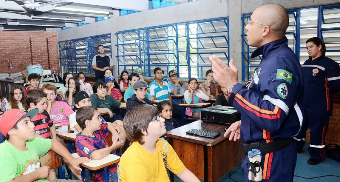 Samuzinho conscientiza jovens sobre prejuízos de trotes