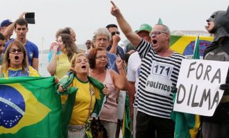 O GIGANTE ACORDOU : Manifestantes protestam contra Dilma