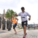 Maratonista Cleber Kohls participou da prova de 42 quilômetros em Jerusalém