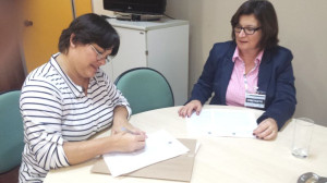 VICE-reitora Denise Gigante e Rose Carla Silva Correia assinaram o contrato