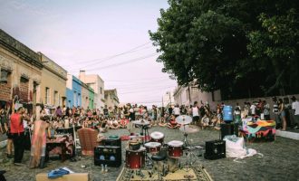 Festival Sofá na Rua ocupa o centro histórico de Pelotas com música autoral e Feira Criativa