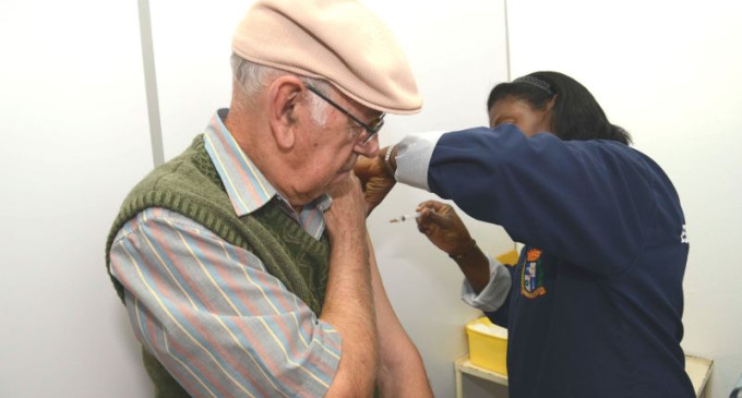 Geriatra desmitifica perigo e lembra da importância da vacina da gripe para os idosos
