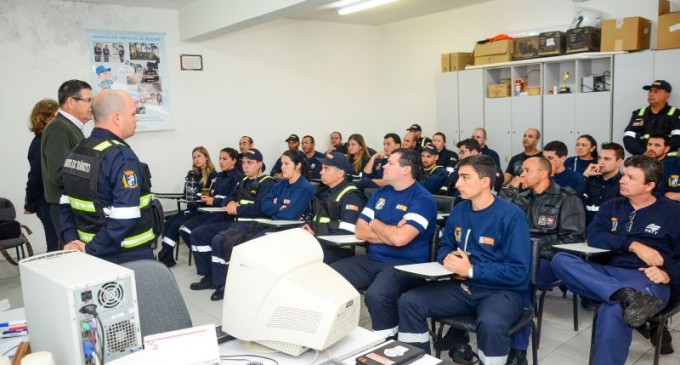 Agentes de trânsito recebem treinamento