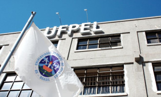 Governo do Estado e UFPel assinam convênio para realizar testagem de coronavírus por amostragem
