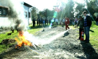 PROGRAMA JOVEM APRENDIZ : UCPel promove atividade prática sobre uso de extintores de incêndio