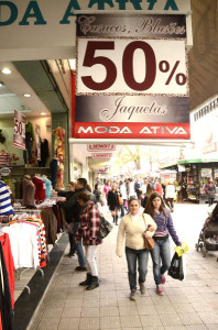 Comércio tenta atrair consumidores com descontos. Foto:Alisson Assumpção/DM