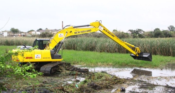 Sanep inicia limpeza de canal com nova escavadeira hidráulica