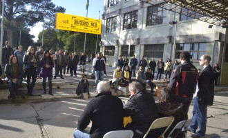 TÉCNICOS ADMINISTRATIVOS : Assembleia de greve no Campus Anglo da UFPel