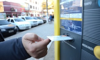 Carros oficiais voltam a pagar o estacionamento rotativo