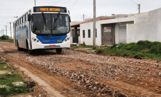 Buracos tornam impraticáveis os trajetos de ônibus no Laranjal