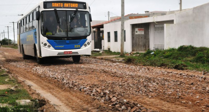 Buracos tornam impraticáveis os trajetos de ônibus no Laranjal