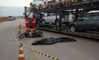 TRÂNSITO : Motociclista morre ao colidir  contra um caminhão-cegonha