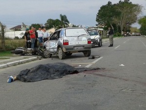 MOTOCICLISTA Nicolas Mastrantônio de Miranda, 24 anos, morreu no local do acidente (Av. Rio Grande do Sul no Laranjal). A carona da moto, o motorista do Fiat e acompanhante ficam feridos. Foto: Jornal do Laranjal 