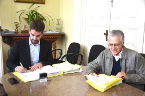 PREFEITO Eduardo Leite assinou contrato com a empresa vencedora da licitação