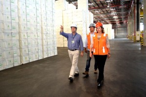 PAULA e Fabrício com Roberto Hallal da Silva visitando a fábrica