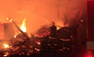 CAVG : Incêndio destruiu depósito. Raio pode ter sido a causa.