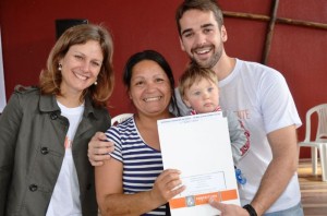 PREFEITO Eduardo e vice, Paula Mascarenhas(C), participaram da entrega dos títulos