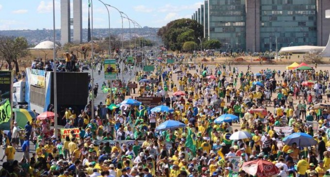 Protestos reúnem milhares no Brasil