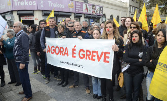 PARCELAMENTOS DOS SALÁRIOS : Caravana dos servidores protesta em Pelotas