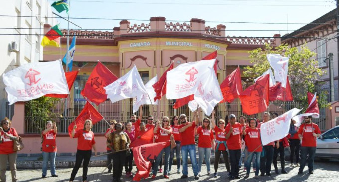 SINASEFE/IFSUL : Comando Local de Greve entrega pauta para vereadores na Câmara