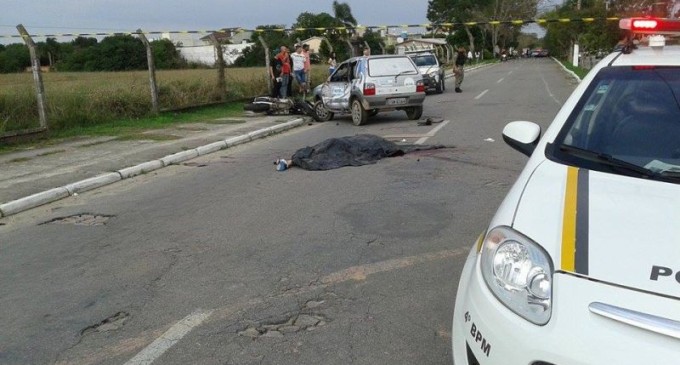 ACIDENTE :  Motociclista morre e três feridos em colisão entre carro e moto