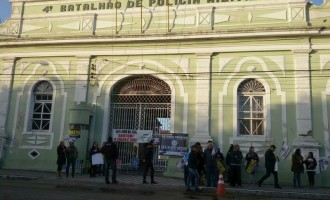 SERVIDORES BLOQUEIAM QUARTEL DA BRIGADA