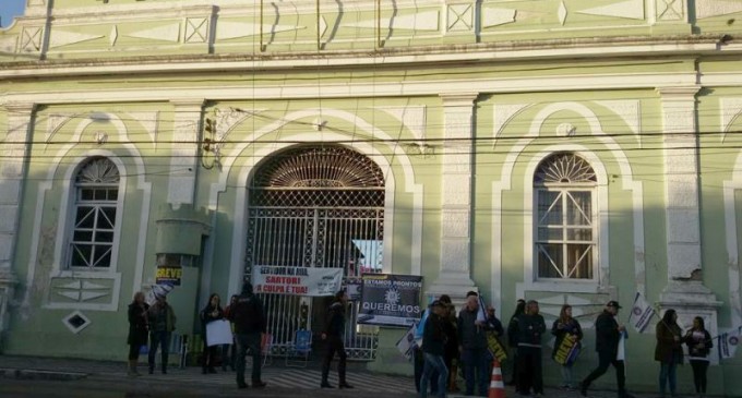 SERVIDORES BLOQUEIAM QUARTEL DA BRIGADA