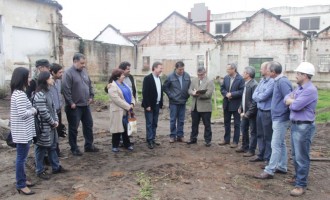 CIÊNCIAS HUMANAS E SOCIAIS : Reitor da UFPel entrega ordem de serviço para construção de Centro