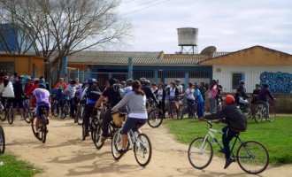 Escola no Pedal: monitores de comboio de bicicleta são orientados
