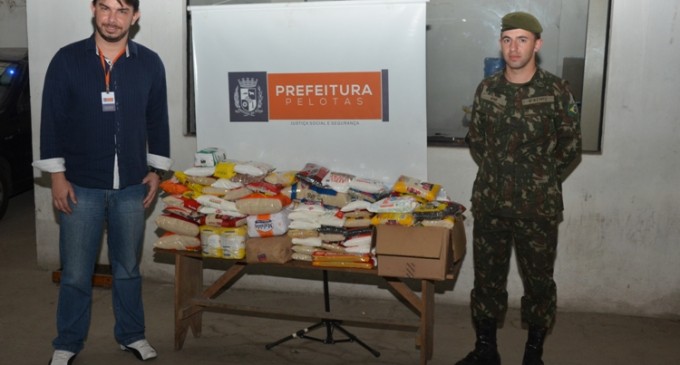 Exército doa alimentos para os abrigos institucionais