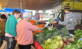 QUINTAS-FEIRAS: Público e feirantes aprovam mudança de local na Av. Bento