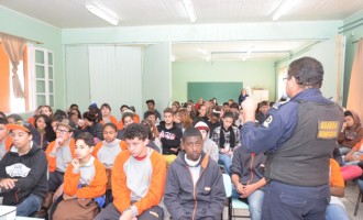 Palestra sobre bullying em educandário