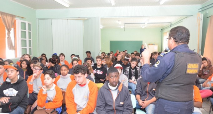 Palestra sobre bullying em educandário