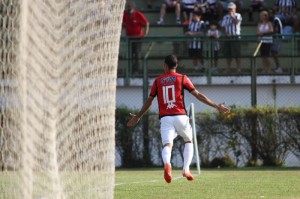 Diogo Oliveira marca gol relâmpago e sai para comemorar Foto: Carlos Insaurriaga/Assessoria GEB 