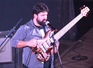 Baixista Ivan Beck integra o grupo rio-grandino Trio Columbia 