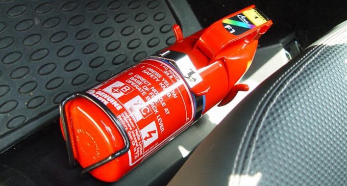 Extintor de incêndio deixa de ser obrigatório para veículos de passeio