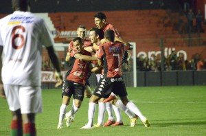 Felipe Garcia (7)  comemorando gol de Brock contra a Portuguesa Foto: Alisson Assumpção/DM  