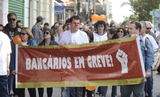 Bancários marcham para greve