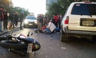 Motociclista e carona feridos em acidente