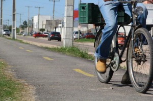 A maioria dos brasileiros (74%) é a favor de ações que reduzam o espaço do veículo particular nas ruas se o motivo for dedicar esse espaço para ciclovias