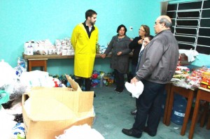 PREFEITO visitou locais onde estão sendo depositados alimentos, roupas e donativos em geral
