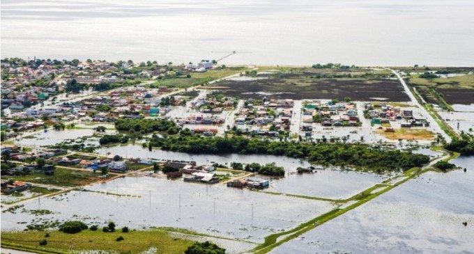 Calamidade no Laranjal : Enchente atinge os balneários, principalmente o Pontal da Barra, Novo Valverde e Colônia de Pescadores Z-3. Parte da praia está sem água e sem energia elétrica