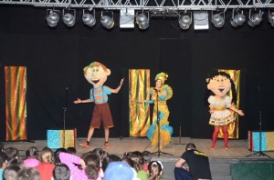 Alunos do Colégio Pelotense e escolas Nossa Senhora do Carmo, Luciana de Araújo e Zilda Morrone receberam o espetáculo teatral "Abra a Boca e Feche os Olhos" da Companhia de Teatro: Luz e Cena, de Novo Hamburgo. Contratado pela Secretaria Municipal de Saúde (SMS), em alusão ao Dia das Crianças e Dia Mundial da Alimentação, a peça teatral será apresentada em escolas do município, na Casa do Carinho e às crianças atendidas pelo Programa Primeira Infância Melhor (PIM).  Serão dez apresentações até sexta-feira, pela manhã e a tarde, devendo atingir 2,2 mil estudantes, adianta a nutricionista da SMS Rosane Ferreira da Silva. “Queremos promover educação em saúde chamando a atenção das crianças para a importância de uma alimentação saudável, despertando o interesse pelos alimentos que normalmente elas não comem ou não são incentivadas a comer, mas que são muito importantes para sua nutrição”, afirmou Rosane.  A peça é musical infantil e através de uma abordagem lúdica propõe uma divertida viagem ao  mundo dos alimentos que a natureza nos dá, cheio de curiosidades, brincadeiras, jogos e muita diversão. As apresentações prosseguem ao longo da semana nas Escolas Fernando Osório, Independência, Mario Meneguetti, Afonso Vizeu, Francisco Caruccio, Artur de Souza Costa, Luiz Augusto Assumpção, e Deogar Soares. 