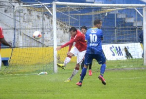 Mikael Severo (10) se esquiva, enquanto Rak afasta: Pelotas fica em desvantagem na semifinal Foto Alisson Assumpção/DM  