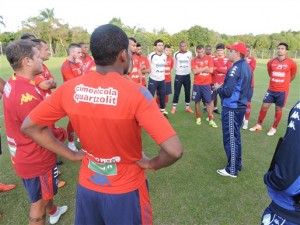  Chamusca conversa com jogadores, antes de treino em Viamão